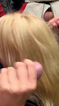 Fit blonde não perde tempo atendendo os doggers com tesão e usa seus peitos como um alvo de porra