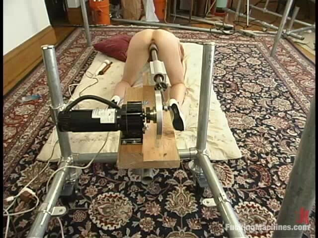 Fucking Machines by Kink: Lucy masturbiert