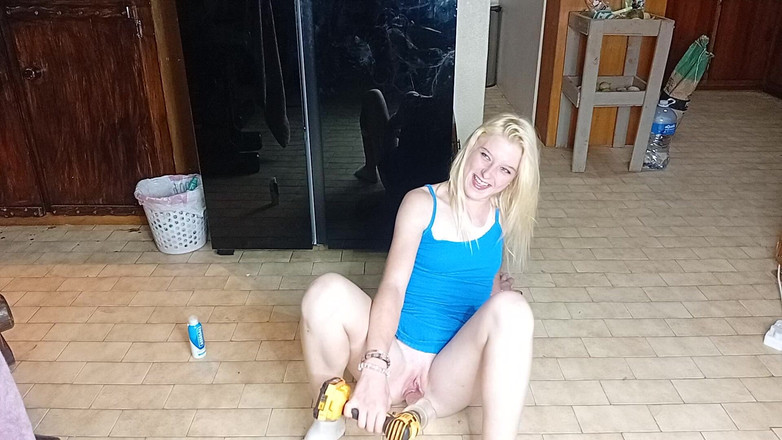 18blondteen: Heiße blondine, 18 jahre altes schätzchen fickt rc auto mit dildo