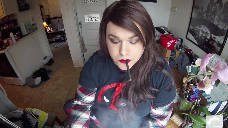 Miss Alina Paige: Trans carina fuma (non nuda)