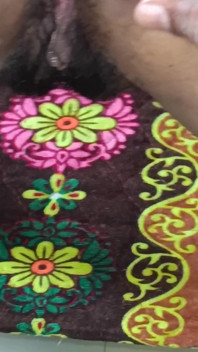 Esposa infiel tentando romance com a mão e posição de trás na cama com seu colega de escritório