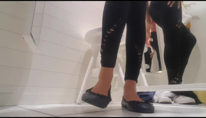 Erotic Tanya: Páchnoucí prdy venku - zábava v šatně