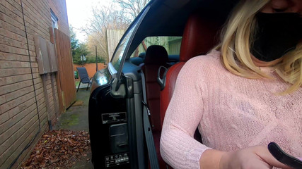 Kelly cd: Kelly CD bermain di dalam kereta