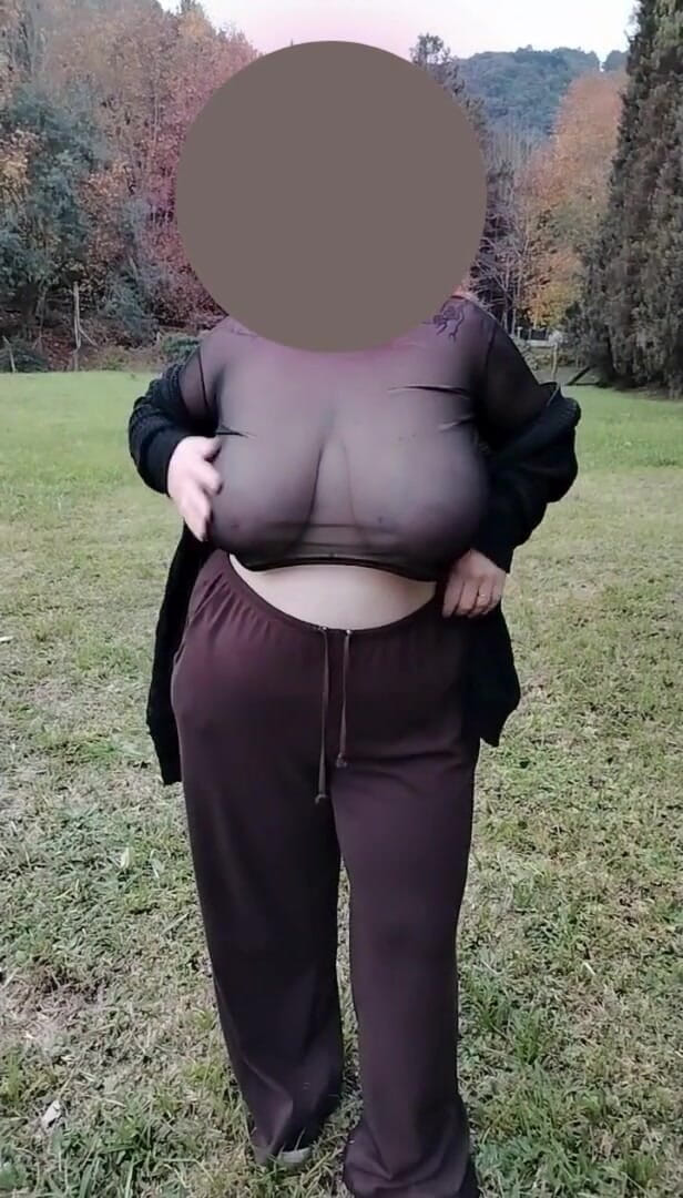 Priscila: Mi madrastra caminando con una camiseta transparente.