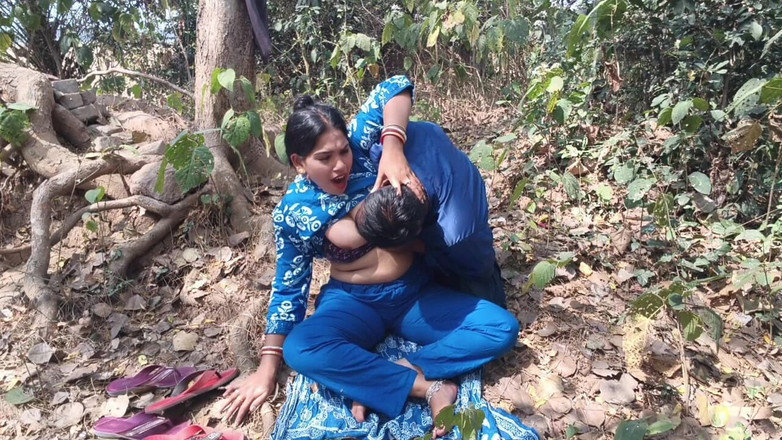 Sona bhabhi: インディアンビレッジのセックスビデオ、インドの女の子が義理の兄による屋外村での大きな胸のプレス