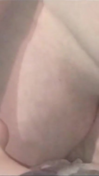 男の足にマンコをこすりつける 1