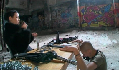 Absolute BDSM films - The original: Petite in bondage vernederende tieten knijpen