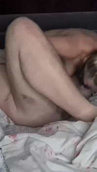Sexy vrouw houdt van kontgaatjes likken en haar poesje hard neuken met een enorme dildo