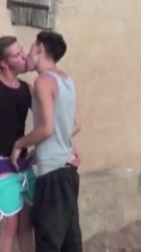 Dua awek kembar seksi berkongkek di luar rumah