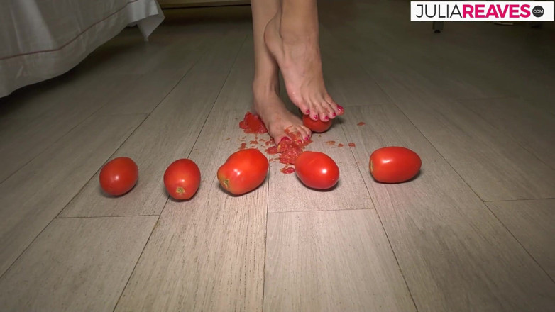 Kinky Bitches: Hon gör tomatjuice naken och blir kåt medan hon gör...