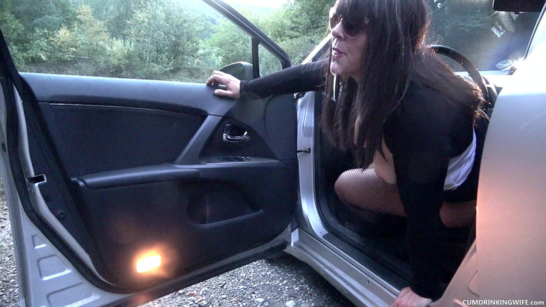 Cumdrinking Wife: पार्किंग लॉट चूत में वीर्य गैंगबैंग - भाग 2