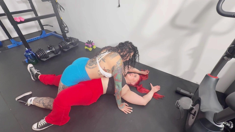 Bianca Bailee: ストレッチセッションがレズビアンのストラップに変わったセックス