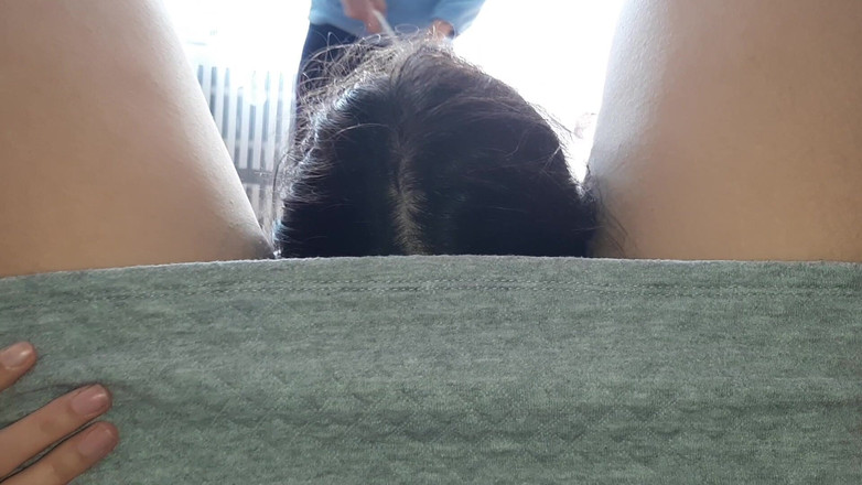 Lesbian-illusion: Pacarku jilat memekku dengan berisiko saat ibunya lagi cuci lantai