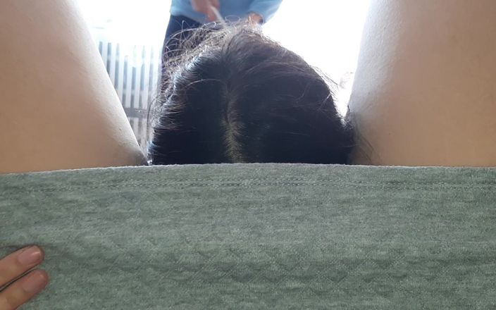 Lesbian-illusion: Pacarku jilat memekku dengan berisiko saat ibunya lagi cuci lantai