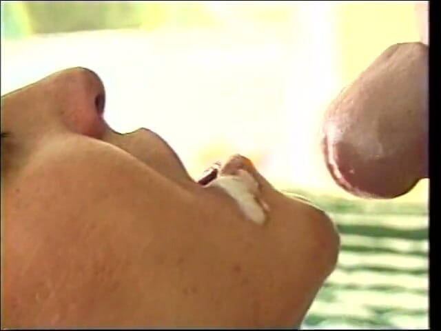 Oral Sluts: 金发女郎在户外深喉口交