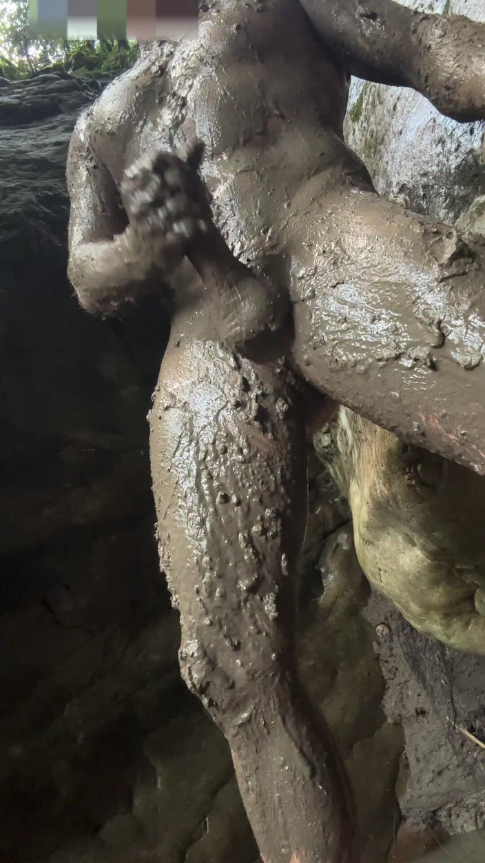 Outside: 在泥地里玩弄脏