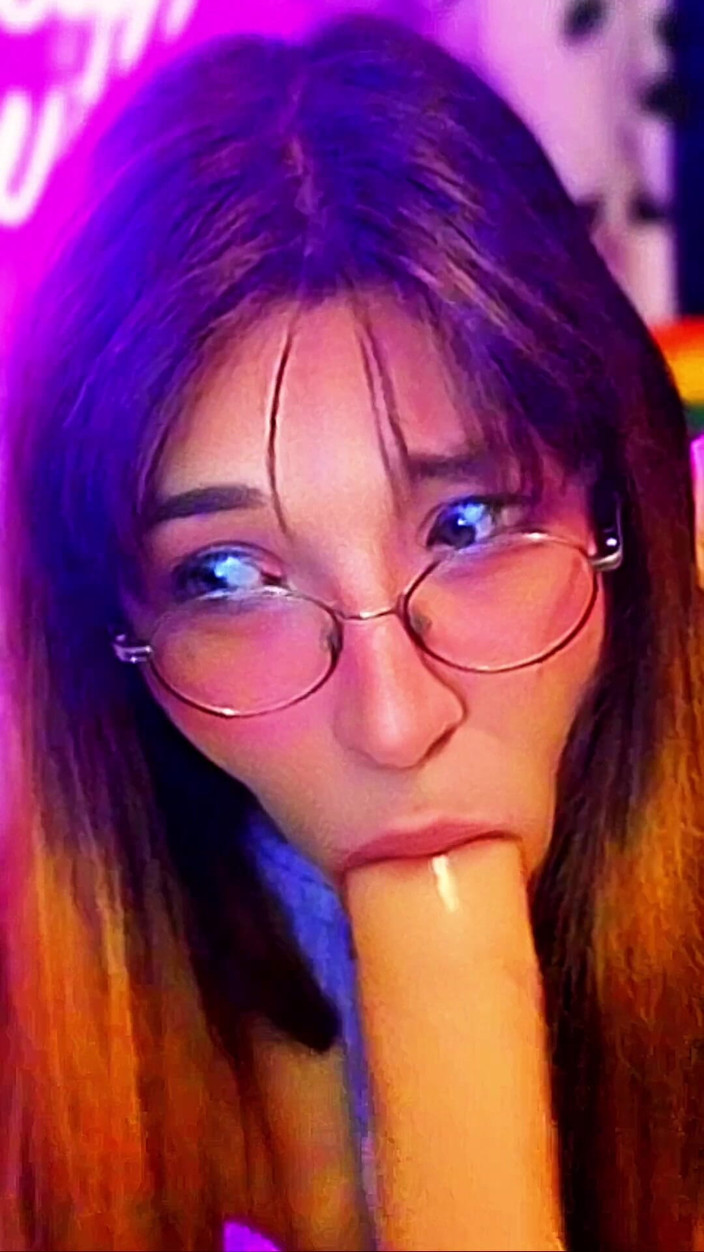 Bella Roar: 大奶子变性人女孩是一个真正的鸡巴饥渴的婊子