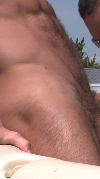Vänd knullar i solen med hårig Jock Alexander