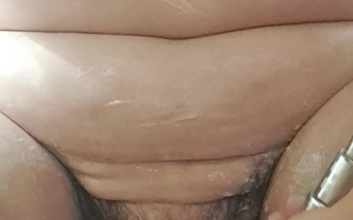 Mommy big hairy pussy: सौतेली मम्मी की बालों वाली चूत धोना