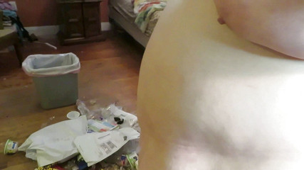 BBW nurse Vicki adventures with friends: Menyapu dan mengambil sampah dengan pantatku di wajahmu