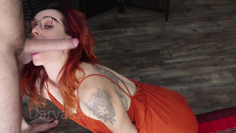 Darya Jane: Darya Jane的脸上被吮吸球的精液覆盖