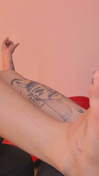Vacker Femdom Latina Tatuerad Förödmjukar Dig På Spanska Medan Du Tittar På Hennes Fötter