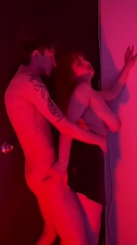 Rothaariges Tanzen auf einer Party endet damit, dass ich im Badezimmer des Nachtclubs bin