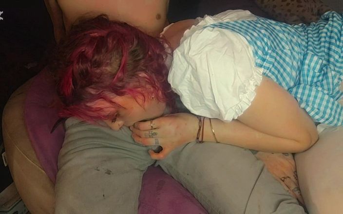 Moondrugz: Dorothy đi theo con đường gạch vàng với một con cu cứng...