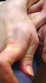 La mora matura succhia un dildo viola mentre si sditalina la sua figa sciatta