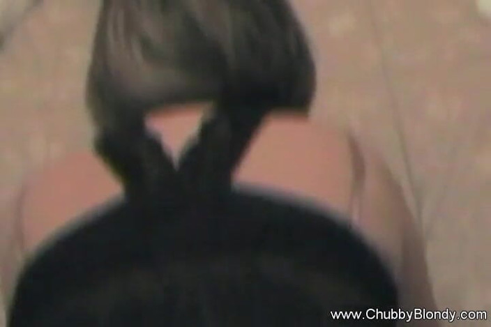 Chubby Blondy: Lubi grę w niewolę
