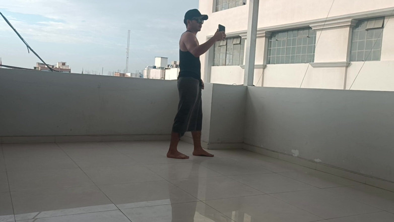 Bare skin man: บนดาดฟ้า