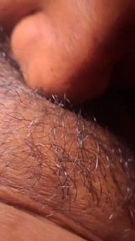 Milf indiană excitată îl tachinează pe fiul vitreg cu vibrator și imploră pula lui