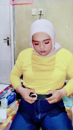 Ivvy Hijab Crossdresser, Wearing Jeans Then Masturbates thumbnail