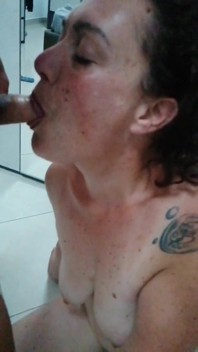 Mi godo il mio nuovo grosso dildo con un cazzo in bocca