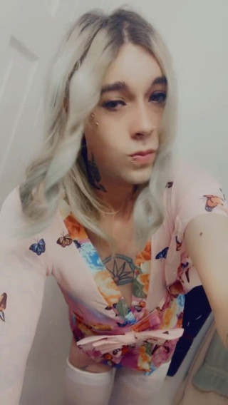 CarmenMelatonin: Kimono kiss babe vuole il cazzo