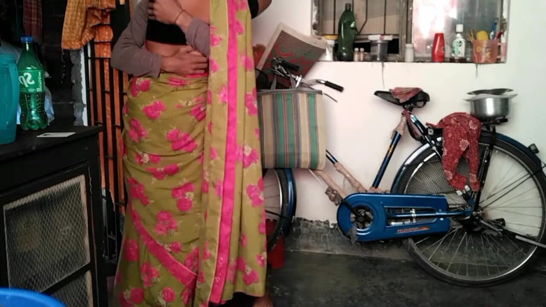 Fantacycutting: Als das dorf Bhabhi allein im haus war, fickte ihr...