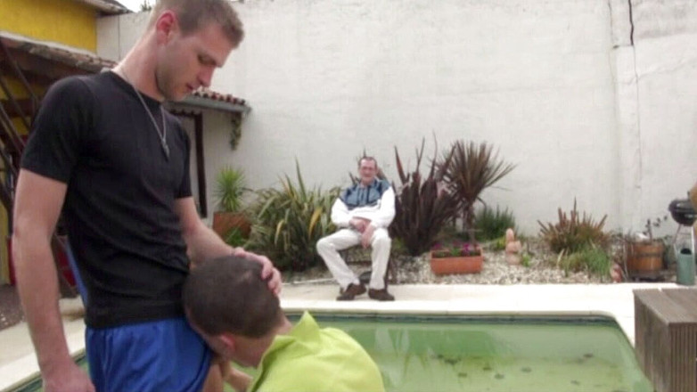 Crunch Boy: Sapık adam twinks ile eşcinsel porno çekimine yardımcı oluyor