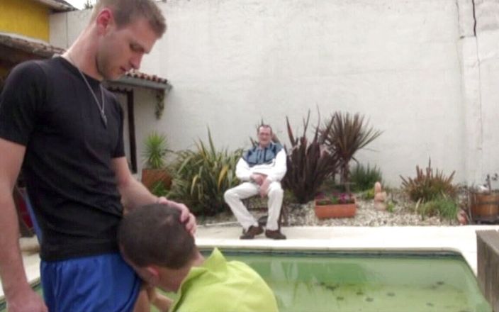 Crunch Boy: Amigo pervertido en una sesión de porno gay con twinks