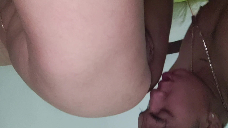 AngyAmazon: Můj černý býk mi lízá kundičku a líže mi zadek tak...