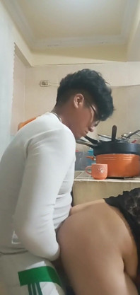 Une employée se fait baiser dans la cuisine et la chambre