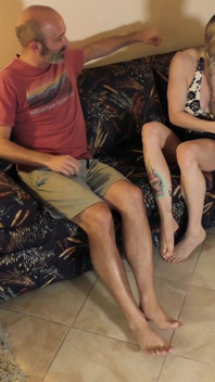 Footjob i ręczna robota Upokorzenie z Femdom Mars Solo i Cuckold Island Boy