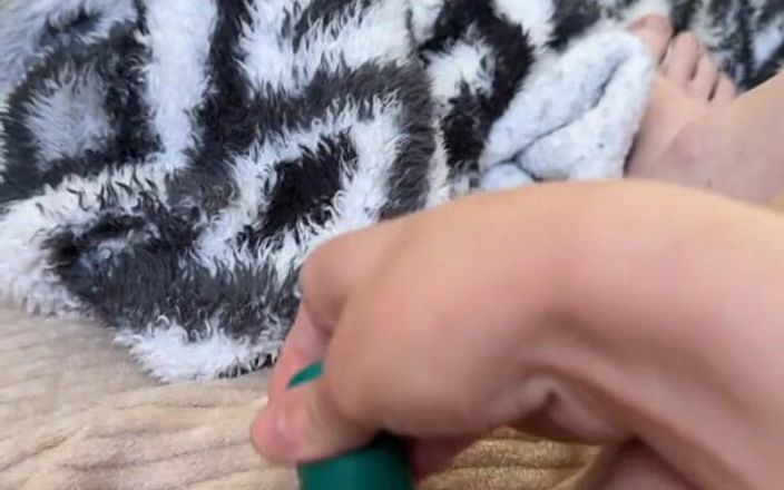 Kylie Hart: Une jeune femme utilise un vibromasseur pour se masturber