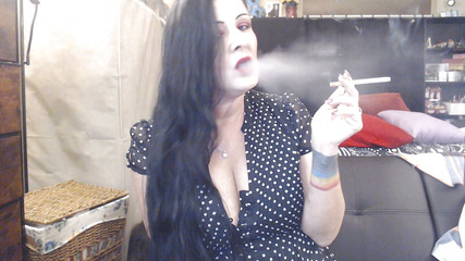 Abby Anna: 醒过来和抽烟奴隶