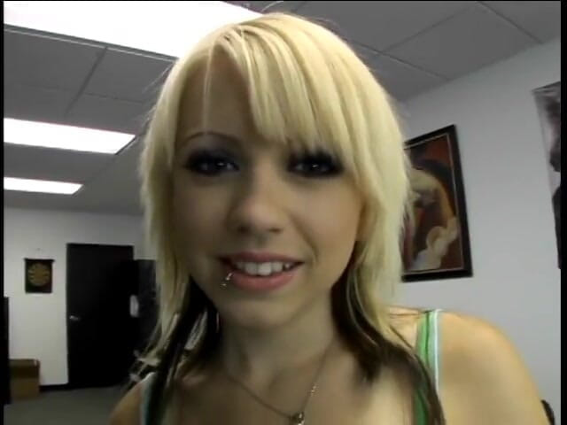 Smokin Hot Teens: Teen blonde fucking hard on her casting