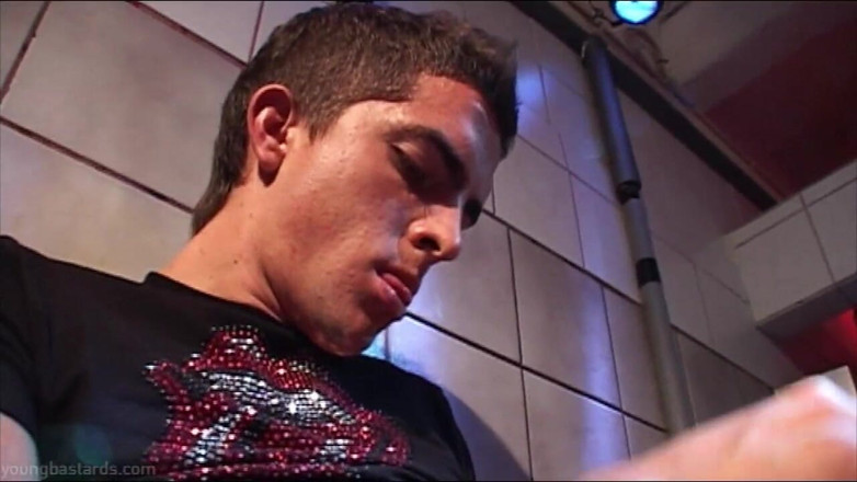 Young Bastards: Trio aux urinoirs