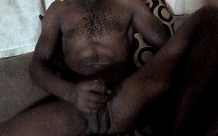 Funxxx34: Kontol raksasa pria kulit hitam lagi asik masturbasi sendirian