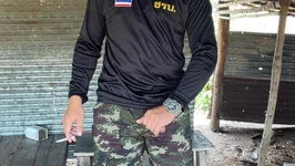 O femeie thailandeză solidă excitată se masturbează și ejaculează la serviciu