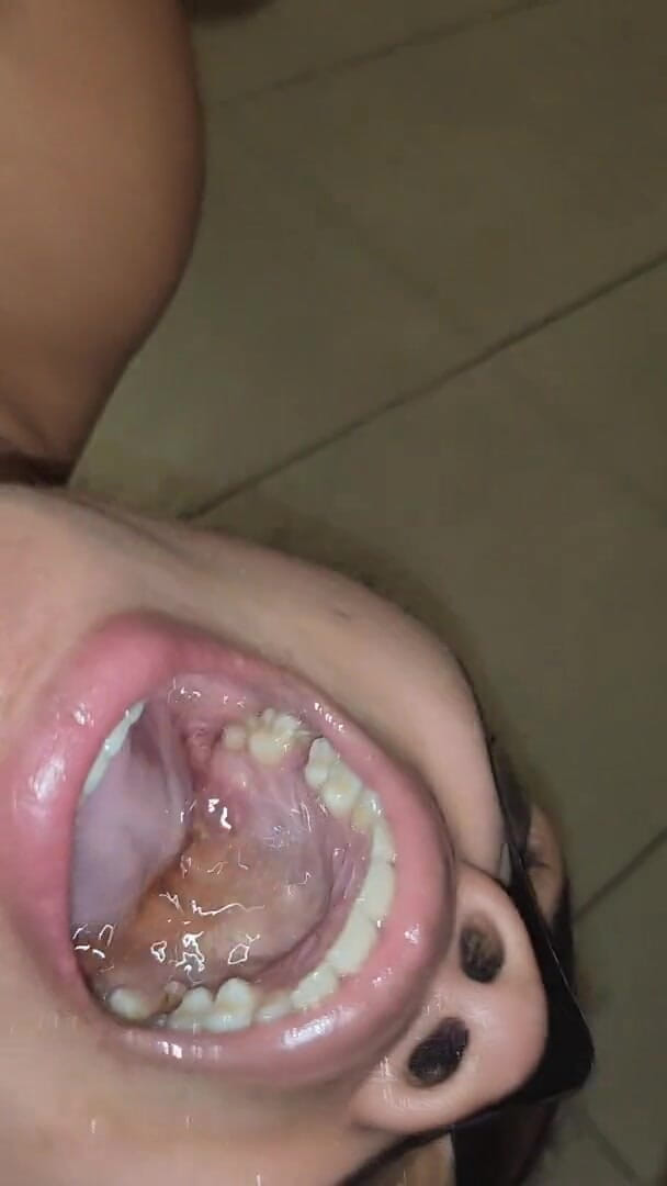 Pietro Montoya: 私の奴隷はスパイダーマンの真似をして、ミルクが喉を伝うまで逆さまに立っていました