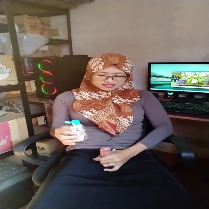 Mitha Zhe: Indo Shemale Hijab Masturbation in Office