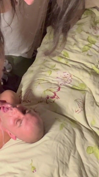 Chlupatá macecha se třese, šťavnaté jídlo s extrémním orgasmem, sedání na obličeji